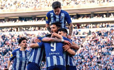 Jogadores do FC Porto festejam vitória sobre o Vizela