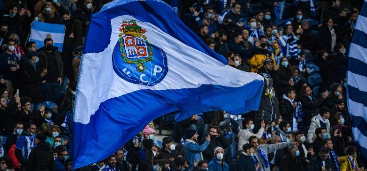 Bandeira do FC Porto exibida pelos adeptos no estádio