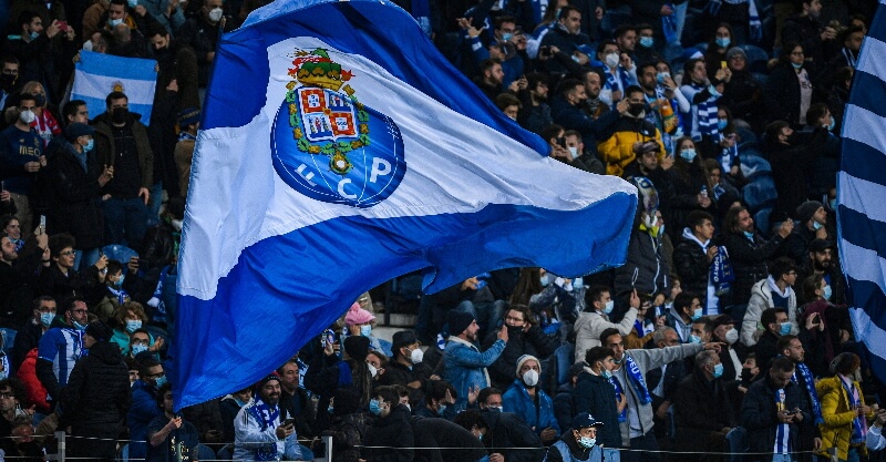 Bandeira do FC Porto exibida pelos adeptos no estádio