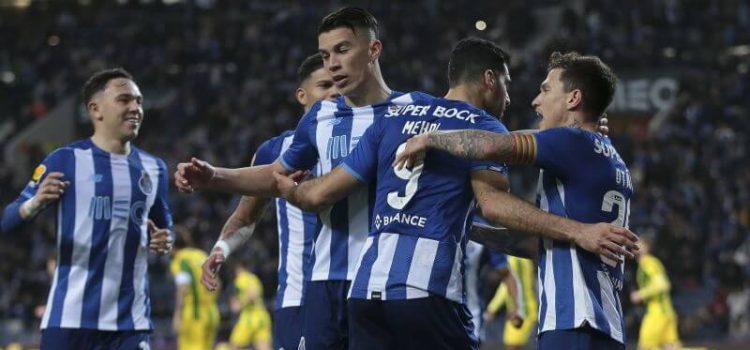 Jogadores do FC Porto festejam golo ao Tondela