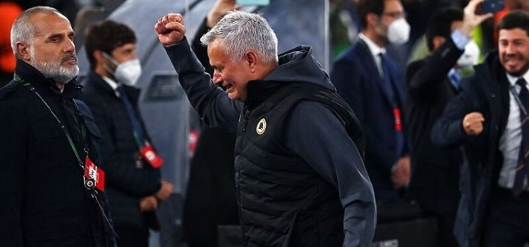 José Mourinho emocionado após vitória da AS Roma diante do Leicester City na Conference League
