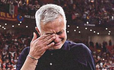 José Mourinho em lágrimas após a conquista da Conference League pela AS Roma
