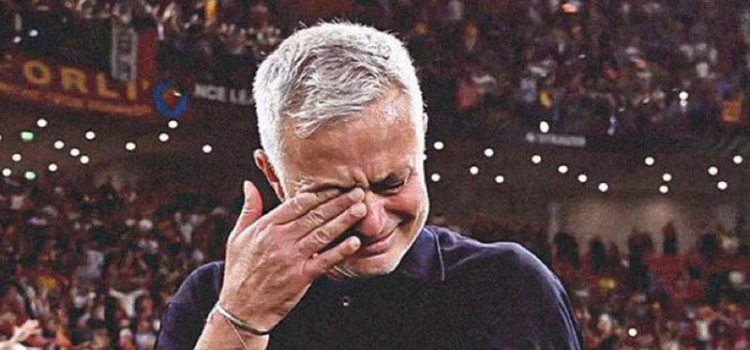 José Mourinho em lágrimas após a conquista da Conference League pela AS Roma