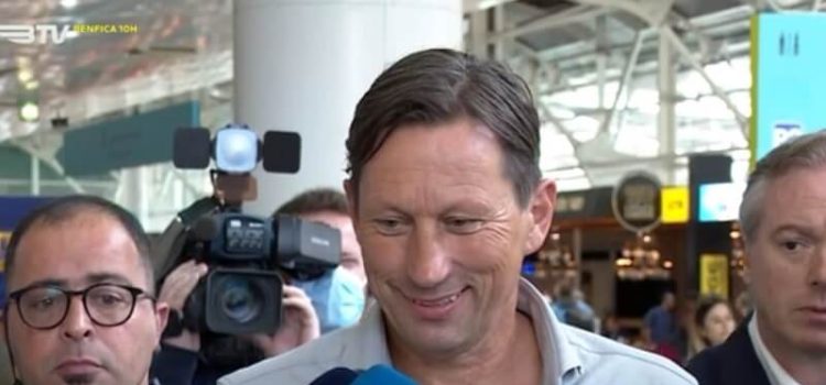 Roger Schmidt, treinador do Benfica, falou aos jornalistas no aeroporto Humberto Delgado