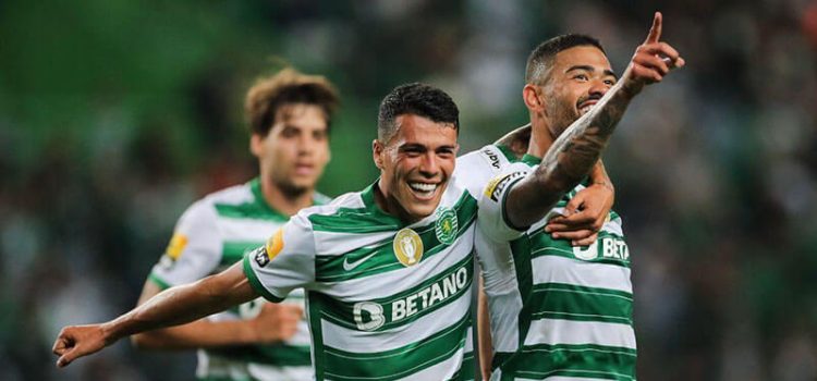 Pedro porro e Bruno Tabata celebram golo do Sporting ao Santa Clara