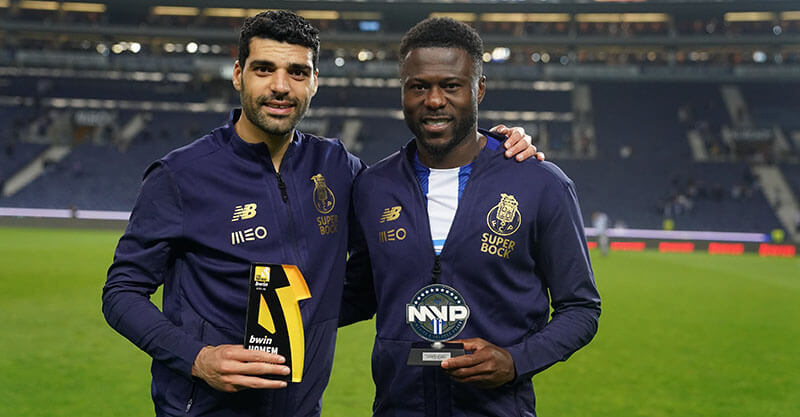 Mehdi Taremi e Chancel Mbemba recebem prémios após o FC Porto-Vizela