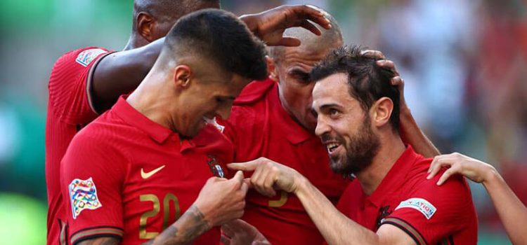 Bernardo Silva e João Cancelo celebram golo por Portugal frente à República Checa