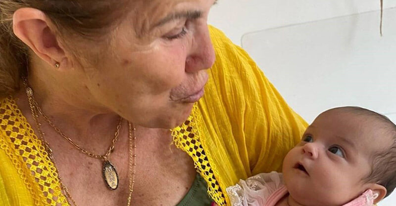 Dolores Aveiro com a bebé Bella Esmeralda ao colo