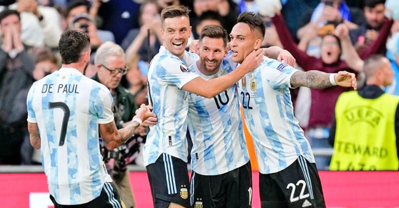 Jogadores da Argentina festejam golo à Itália na Finalíssima