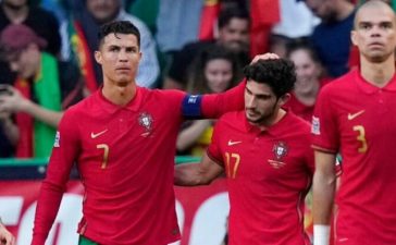 Jogadores de Portugal festejam golo de Gonçalo Guedes à Suíça