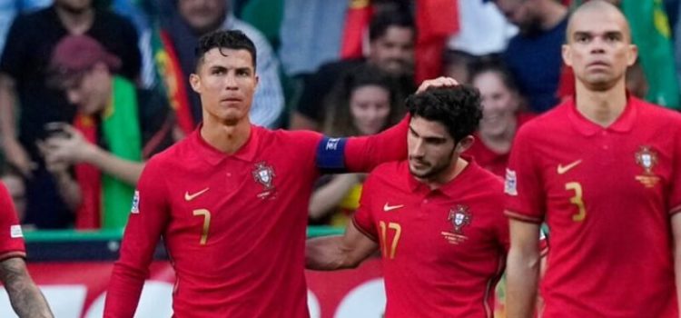 Jogadores de Portugal festejam golo de Gonçalo Guedes à Suíça