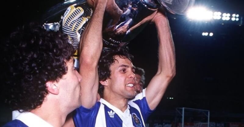 Rabah Madjer levanta a Taça dos Campeões Europeus pelo FC Porto em 1987
