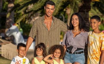 Cristiano Ronaldo e Georgina Rodríguez nas férias com os seus filhos