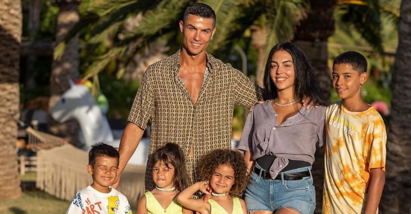 Cristiano Ronaldo e Georgina Rodríguez nas férias com os seus filhos