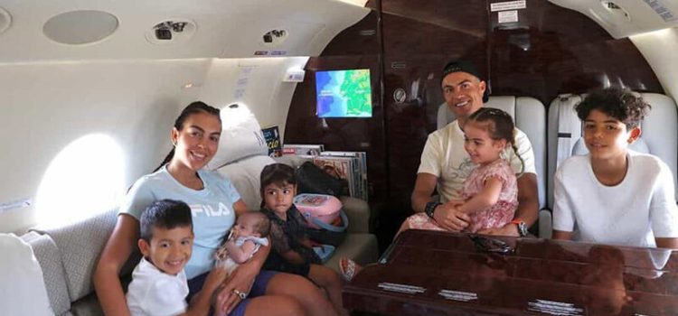 Cristiano Ronaldo no jato privado com a família
