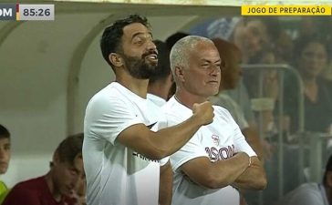 Rúben Amorim e José Mourinho em amena cavaqueira na linha lateral do Sporting-AS Roma