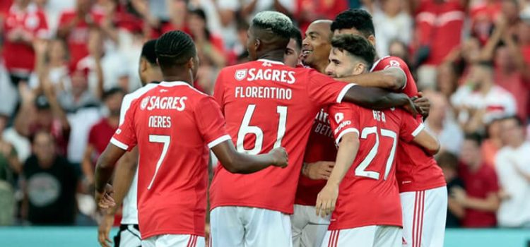Jogadores do Benfica festejam golo no jogo de pré-temporada com o Fulham