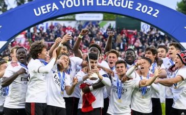 Jogadores do Benfica festejam a conquista da Youth League