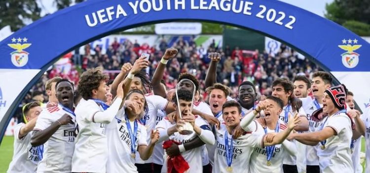 Jogadores do Benfica festejam a conquista da Youth League