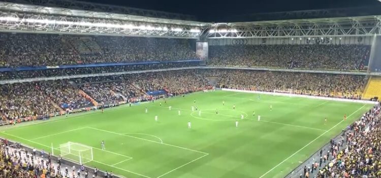Estádio do Fenerbahçe entoa o nome de Vladimir Putin