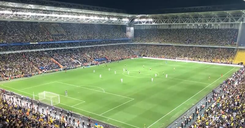 Estádio do Fenerbahçe entoa o nome de Vladimir Putin