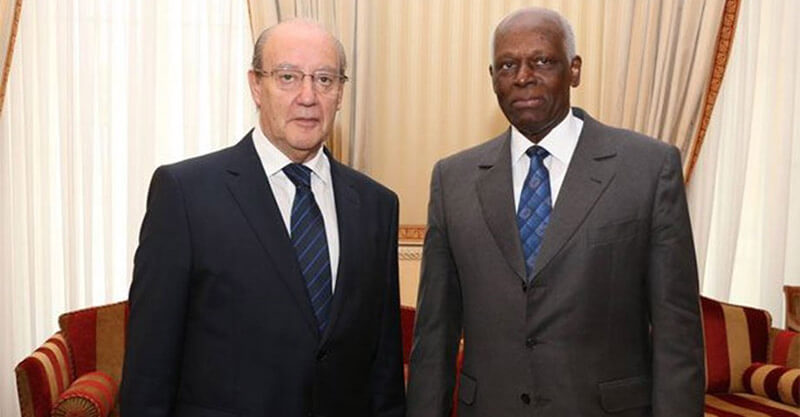 Pinto da Costa, presidente do FC Porto, ao lado de José Eduardo dos Santos, presidente de Angola