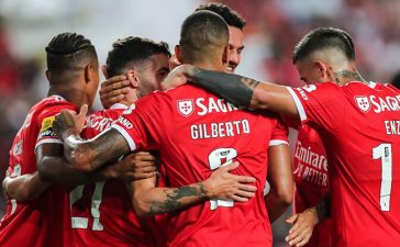 Jogadores do Benfica festejam golo ao Arouca