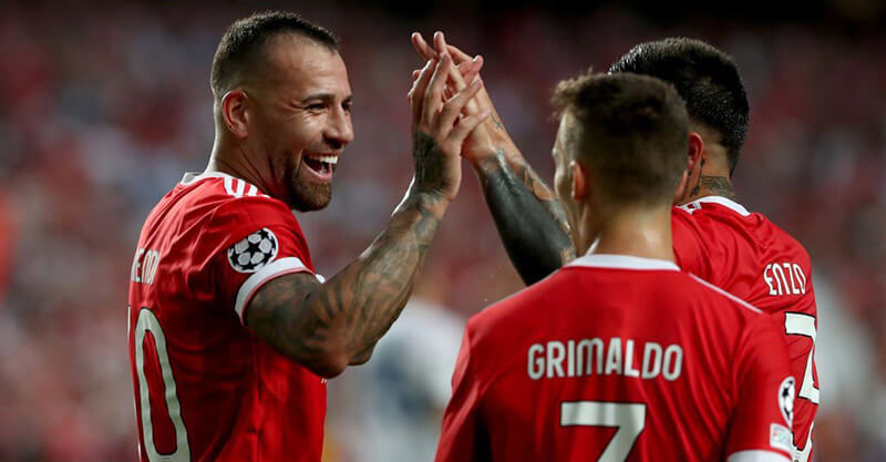 Nicolás Otamendi festeja golo no Benfica-Dínamo de Kiev