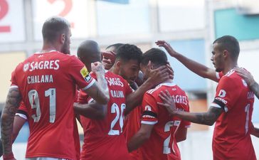 Jogadores do Benfica celebram golo ao Casa Pia