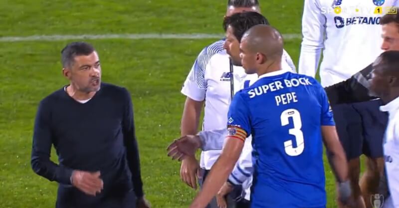 Sérgio Conceição pegado com treinador do Rio Ave após derrota do FC Porto