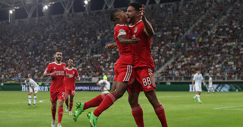 Gonçalo Ramos e David Neres celebram golo do Benfica ao Dínamo de Kiev