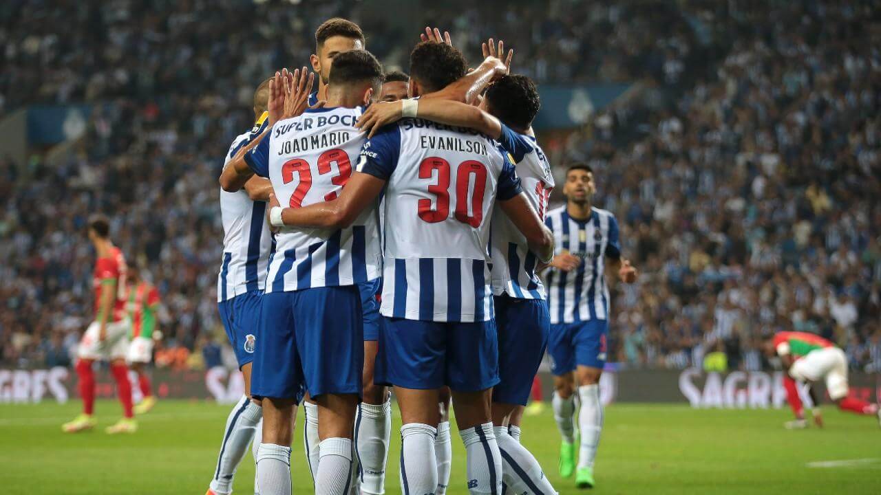 Jogadores do FC Porto celebram o golo na jornada inaugural da I Liga diante do Marítimo