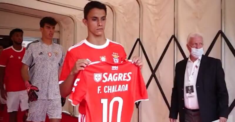 Juniores do Benfica homenageiam Fernando Chalana