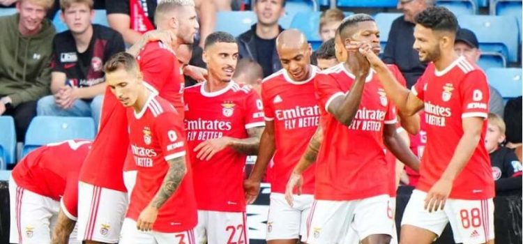 Jogadores do Benfica festejam apuramento para os play off da Champions após vencer o Midtjylland