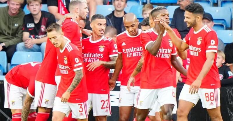 Jogadores do Benfica festejam apuramento para os play off da Champions após vencer o Midtjylland