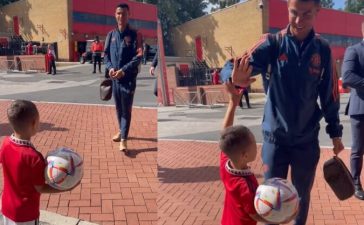 Cristiano Ronaldo cumprimenta criança antes do Manchester United-Brighton