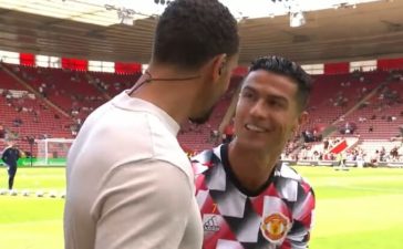 Cristiano Ronaldo cumprimenta Rio Ferdinand antes do Southampton Manchester United