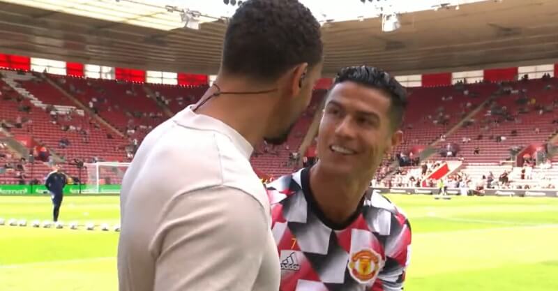 Cristiano Ronaldo cumprimenta Rio Ferdinand antes do Southampton Manchester United