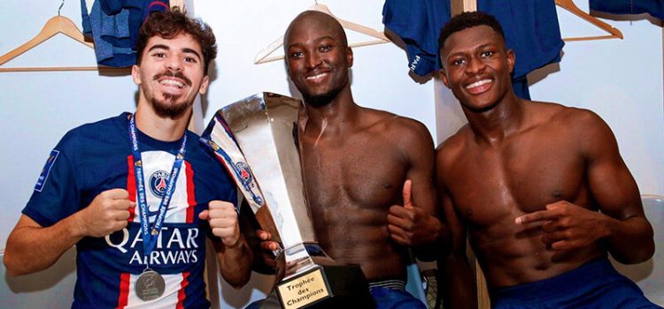 Vitinha, Danilo Pereira e Nuno Mendes com a Supertaça de França conquistada pelo PSG