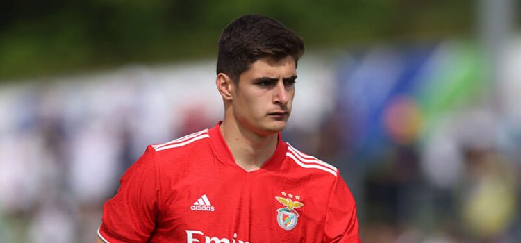 António Silva, central de 18 anos do Benfica