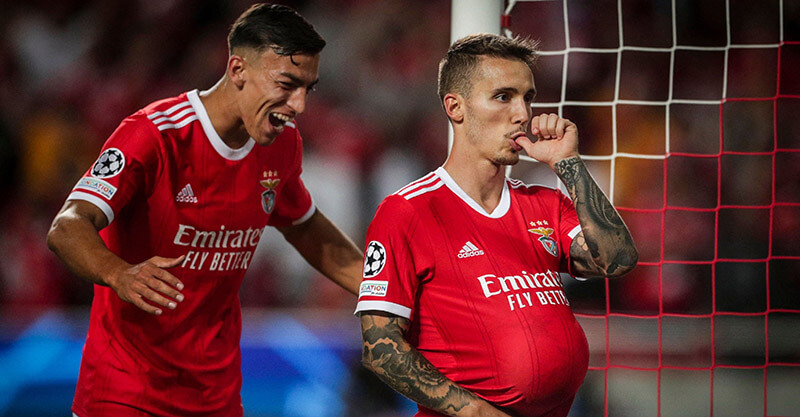 Alex Grimaldo e Petar Musa celebram golo no Benfica-Maccabi Haifa
