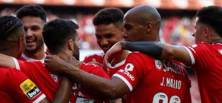 Jogadores do Benfica festejam vitória sobre o Marítimo