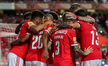 Jogadores do Benfica a celebrarem um golo na vitória sobre o P. Ferreira