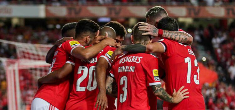 Jogadores do Benfica a celebrarem um golo na vitória sobre o P. Ferreira