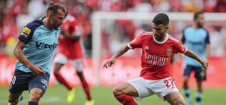 Rafa em disputa de bola com Kiki Bondoso no Benfica-Vizela