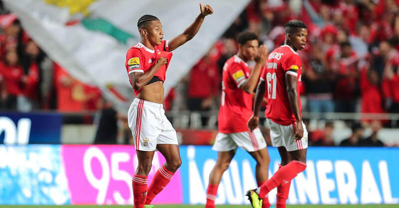 David Neres festeja golo pelo Benfica ao Vizela