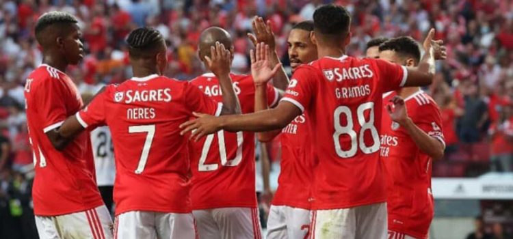 Jogadores Benfica festejam um golo no jogo com o Vizela