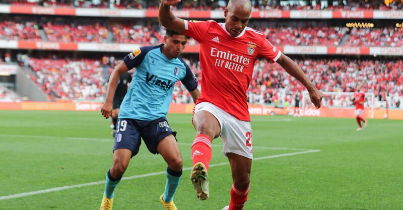 João Mário, jogador do Benfica, protege a bola perante a aproximação de um jogador do Vizela