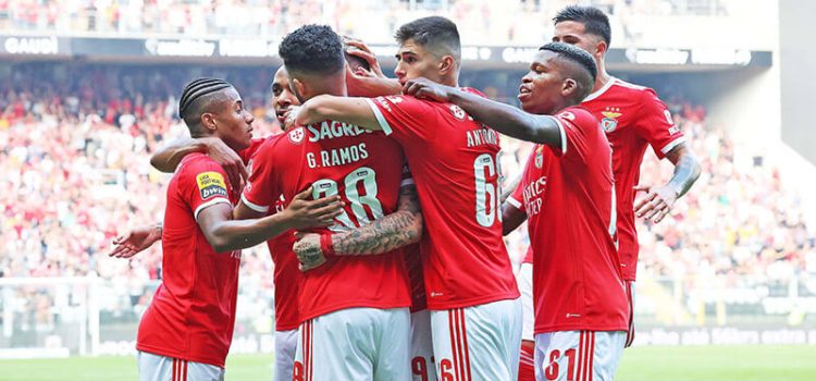 Jogadores do Benfica celebram golo ao Boavista no Bessa