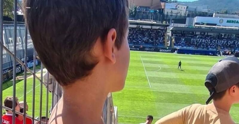 Criança tira camisola do Benfica para poder assistir ao jogo com o Famalicão